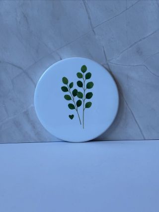 Keramický podtácek s jemným eukalyptovým motivem – stylový doplněk pro tvůj stůl i oblíbený hrnek 🌿 Dostupný na e-shopu!...