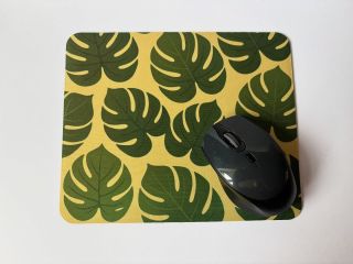 Trochu zeleně do pracovního dne 💚 Tahle podložka s motivem monstery mi dělá radost pokaždé, když sednu k počítači 🌿...