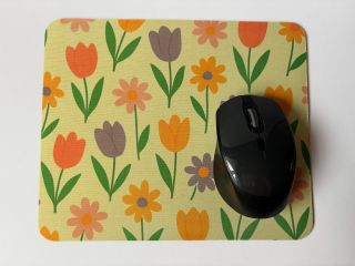 Trochu jara do šedých dní 🌼☔ Protože i u počítače to může rozkvést! 🌷 #tvorim #oroginalnidarek #podlozkapodmys #venovano...